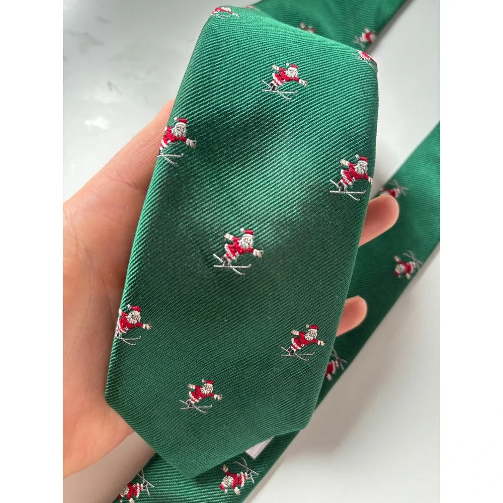 Vineyard Vines Green‎ Skiing Santa Christmas Holiday Silk Tie USA Made